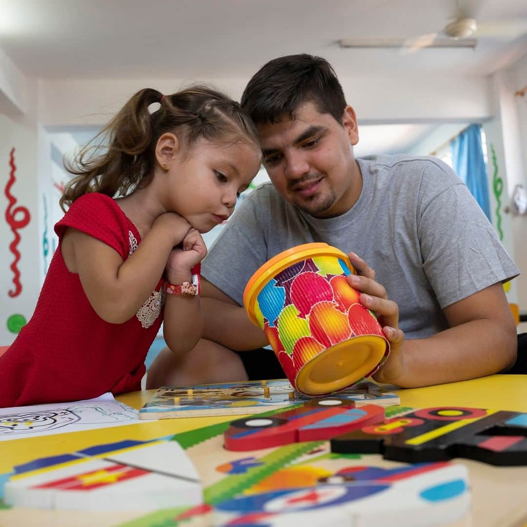 unicefさんのインスタグラム写真 - (unicefInstagram)「“She’s learning colors and shapes, it stimulates her brain development,” says David as he plays with three-year-old Xiomara. An early childhood development centre in Paraguay is giving both father and daughter support to thrive. The free, quality child care allows David to build his family’s nearby business while Xiomara gets the stimulation she needs to build a healthy brain. #EarlyMomentsMatter」7月18日 0時45分 - unicef