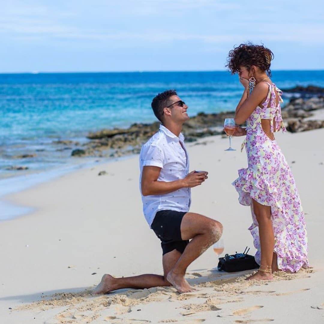 アメリカン・ブロードキャスティング・カンパニーのインスタグラム：「‪We’re not crying, you’re crying. 😭❤️ Congratulations to #ModernFamily’s @sarahhyland and #BachelorInParadise’s @wellsadams on their engagement! 💍‬ ‪📷: @sarahhyland」