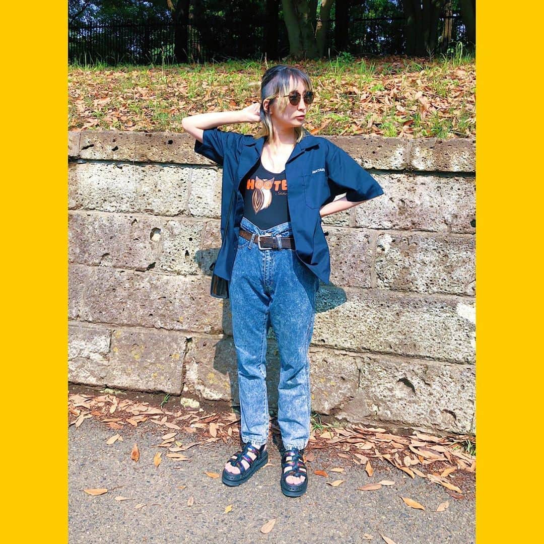 のインスタグラム：「#いかつい母ちゃん 選挙へ行くの巻。 授乳で人生最大の巨乳？な今こそ昔 #フーターズ 渋谷のオープンイベントでライブペイントした時にもらった公式タンクトップの出番だ！と意気込んで着ました💪ちなみに乳がない自分が結構気に入ってたから大きくなったのがすごく嫌だったんだけど、こーゆう楽しみ方もあるんだなっていう気づき。楽しいから谷間出してこ！ sunglasses : #watashiproduct  tops : #hooters shirt : #watashiproduct  pants : #cheapmonday  shoes : #drmartens」