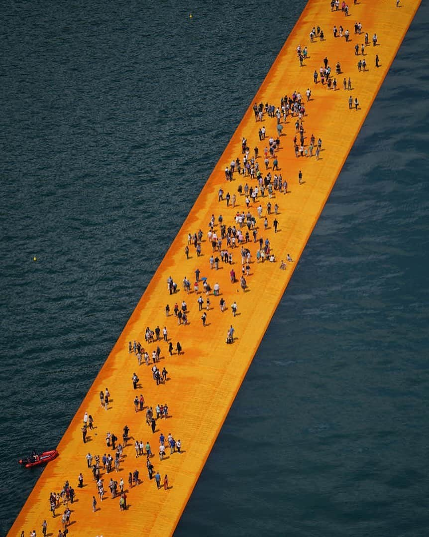 ジャックムスさんのインスタグラム写真 - (ジャックムスInstagram)「CHRISTO ET JEANNE CLAUDE, LAC ISEO, ITALIE ONE OF THE INSPIRATION FOR OUR LAST SHOW.」7月18日 0時56分 - jacquemus