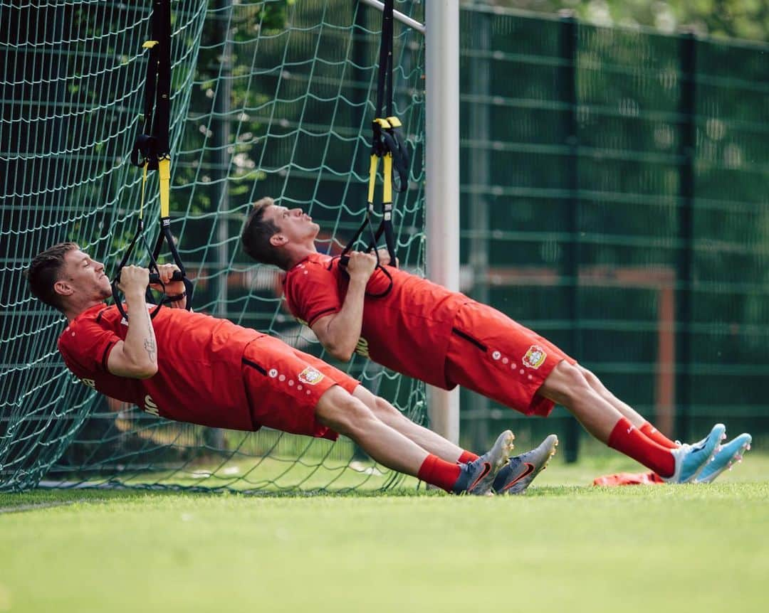 バイエル・レバークーゼンさんのインスタグラム写真 - (バイエル・レバークーゼンInstagram)「Hang in there! #Werkself is working out! 💪⚫️🔴 #B04inAustria 🇦🇹」7月18日 0時57分 - bayer04fussball