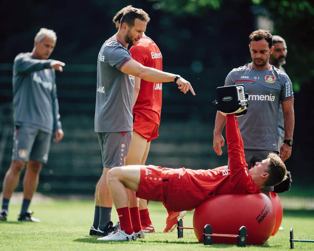 バイエル・レバークーゼンさんのインスタグラム写真 - (バイエル・レバークーゼンInstagram)「Hang in there! #Werkself is working out! 💪⚫️🔴 #B04inAustria 🇦🇹」7月18日 0時57分 - bayer04fussball