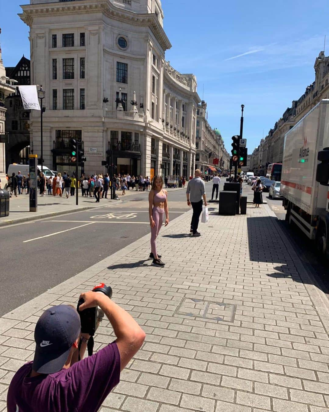 ジョージア・メイ・フェントンさんのインスタグラム写真 - (ジョージア・メイ・フェントンInstagram)「Took advantage of the down time between competition and camp to pop into central London for a bit of shopping. Loving my new kicks 😍 👟 #London #AirMax #nikelondon」7月18日 0時57分 - _gmfenton