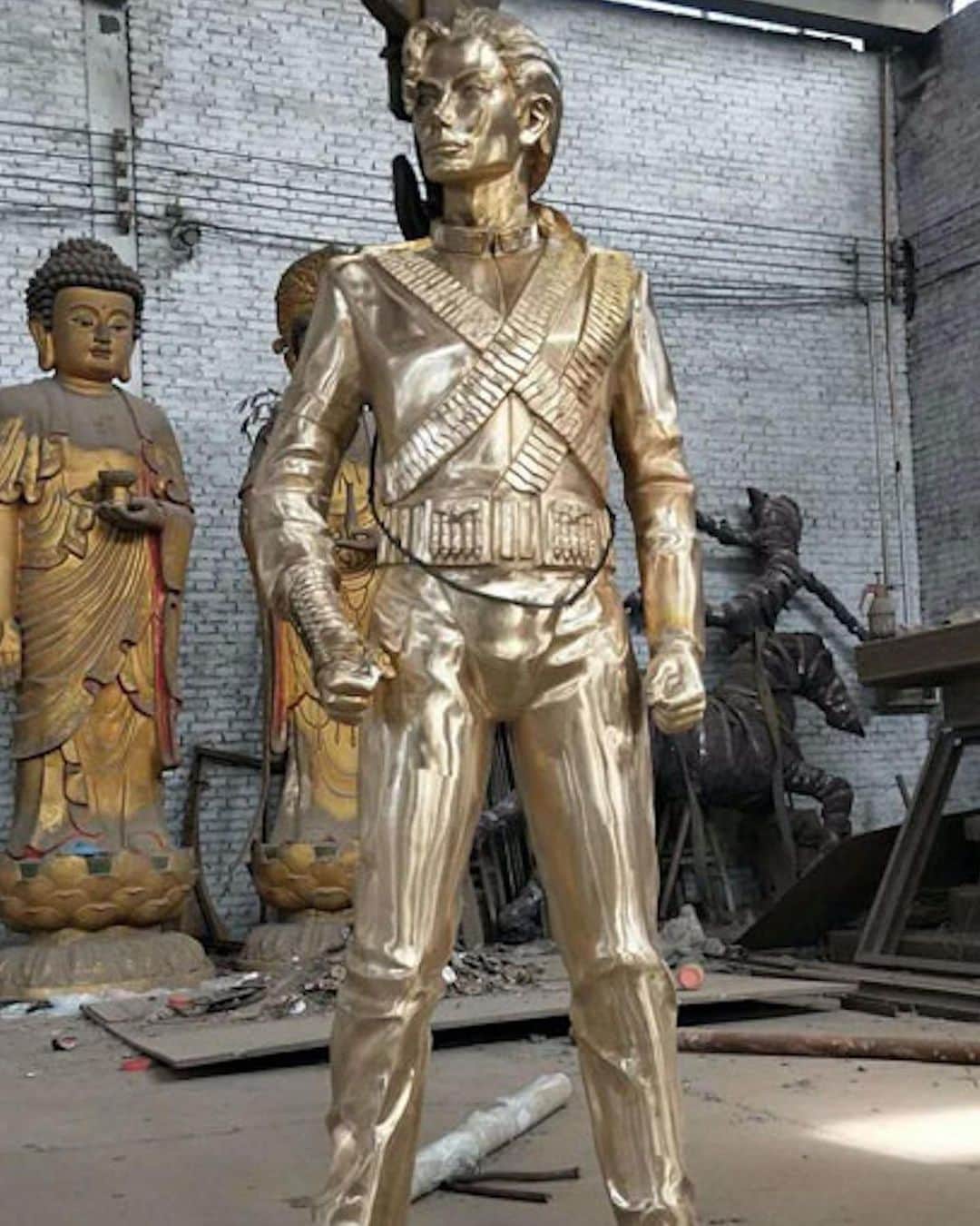 マイケル・ジャクソンさんのインスタグラム写真 - (マイケル・ジャクソンInstagram)「New statues honoring Michael have been installed in a gallery in Ecuador and in Zhengzhou China. Where else are you seeing love for Michael on display?」7月18日 1時13分 - michaeljackson