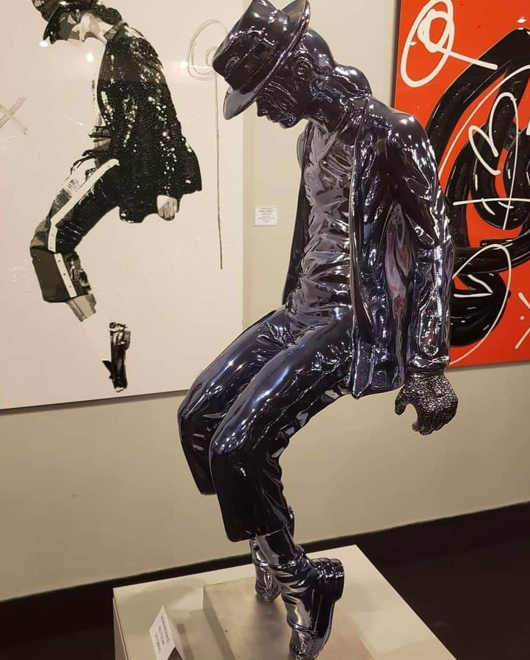 マイケル・ジャクソンさんのインスタグラム写真 - (マイケル・ジャクソンInstagram)「New statues honoring Michael have been installed in a gallery in Ecuador and in Zhengzhou China. Where else are you seeing love for Michael on display?」7月18日 1時13分 - michaeljackson