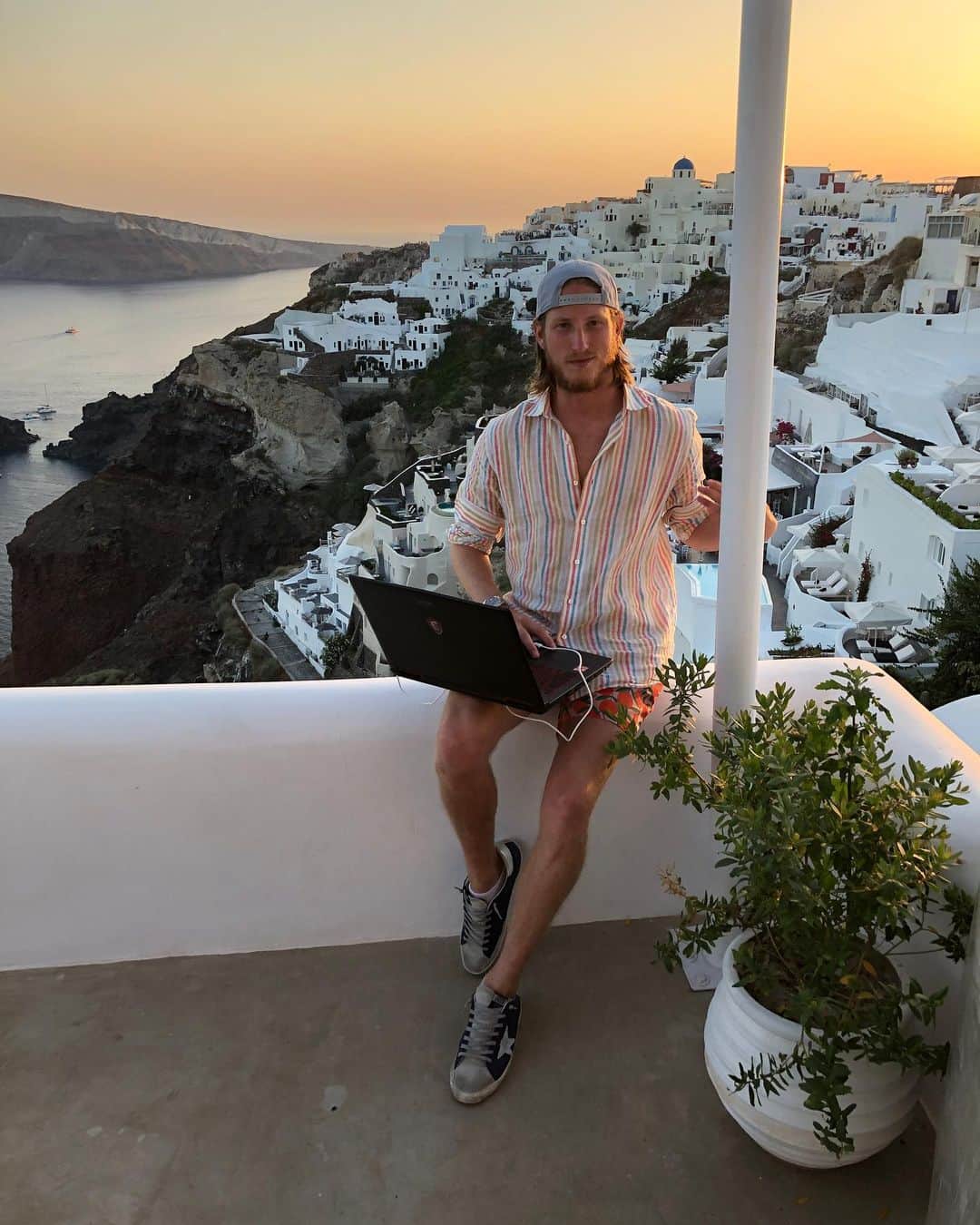 ティモシー・サイクスさんのインスタグラム写真 - (ティモシー・サイクスInstagram)「Time flies when I’m having too much fun in Greece with my student @mikehuddie who just graduated college and has now made roughly $250,000 in the stock market so far...and more importantly is learning to take #laptoplifestyle photos just like me :) #ilovemyjob #workfromanywhere #faceappchallenge #theoldjewish」7月18日 1時09分 - timothysykes