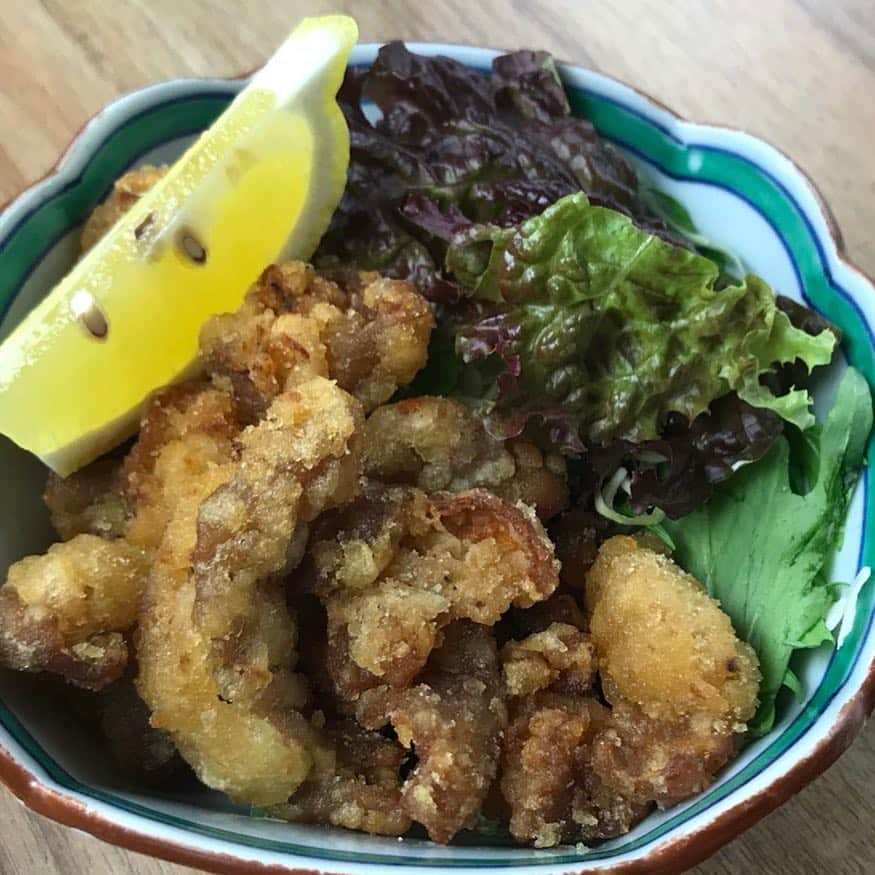 鶏魚 谷町のインスタグラム：「鶏魚です！しーちゃんです🎶 今月のフェアは、夏祭り屋台フェアです*\(^o^)/* 鶏魚で、夏祭り気分を味わいませんか♡ #牛ホルモン唐揚げ #夏祭り屋台フェア #鶏魚 #大阪 #谷町四丁目 #駅近 #セルフ飲み放題 #地域最安値 #コース #座敷 #個室 #貝盛り放題 #ガンガン焼き #あさり #はまぐり #ホンビノス貝 #牡蠣 #さざえ #飲み会 #女将」