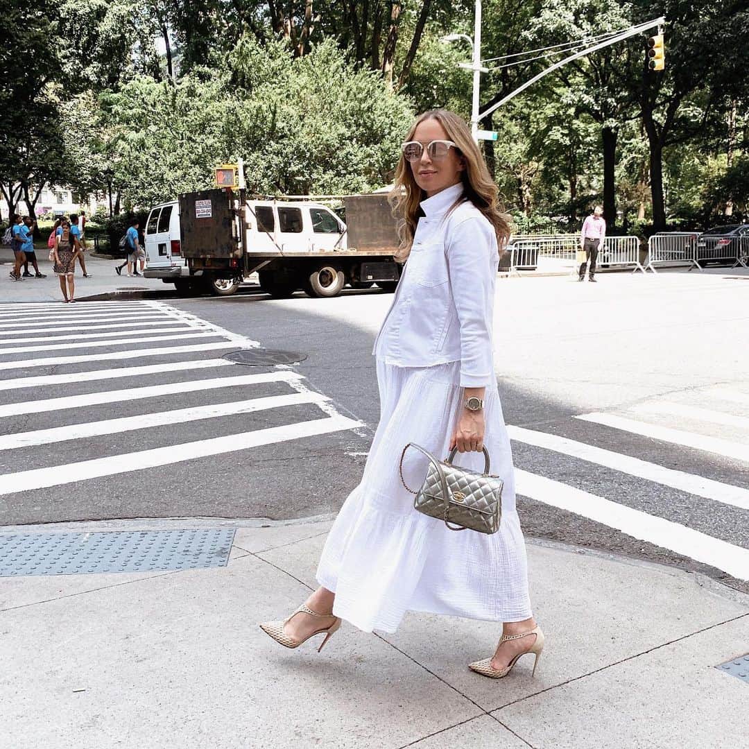 Helena Glazer Hodneさんのインスタグラム写真 - (Helena Glazer HodneInstagram)「Thankful for dresses that fit like a stylish tent⛺️ #22weeks or #23weeks🤔 I’ve lost track | 📷 @scoutthecity」7月18日 1時30分 - brooklynblonde1