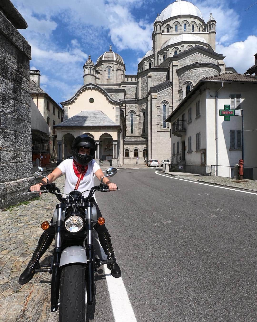 ケアリー・ハートさんのインスタグラム写真 - (ケアリー・ハートInstagram)「Epic birthday ride w/ my bad ass wife!!! Got to do about 100 miles through the Italian and Swiss country side. Nothing better than a motorcycle date. Thanks to all my friends for the awesome b day wishes!!! @indianmotorcycleitalia @indianmotorcycle #Chieftian #Scout @foxmoto」7月18日 1時30分 - hartluck