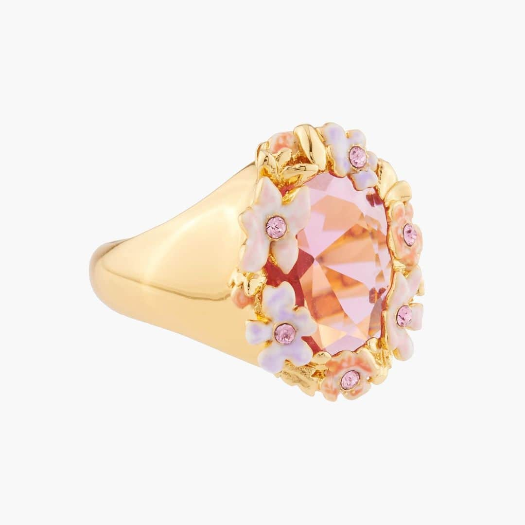 レネレイドさんのインスタグラム写真 - (レネレイドInstagram)「✨Marie-Antoinette would have loved it: a romantic harmony of pink and lilac for this beautiful cocktail ring.  #Lesnereidesparis #Poeticjewelry #Costumejewellery #Frenchjewelry #Wedding #Flowers」7月18日 1時27分 - lesnereidesparis