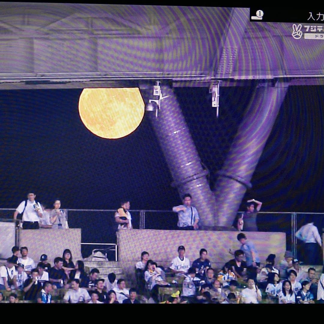 けらえいこのインスタグラム：「テレビで西武戦を観ていたら、球場から満月が見えた🌕✨ 🌕✨ 🌕  #２枚目の右上の満月っぽいのは #メラド自慢の秘密兵器」