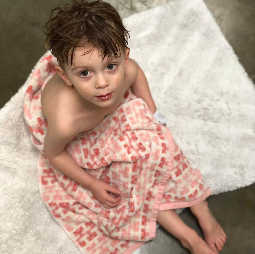 ジェイミー・キングさんのインスタグラム写真 - (ジェイミー・キングInstagram)「My dearest Leo Thames. Happy Birthday to you!!! The big 4! You have the fiercest love and a lions 🦁 heart. Mama loves you more than anything. ❤️🎂💕」7月18日 1時28分 - jaime_king