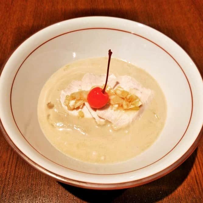 宮田麺児のインスタグラム：「「タレたっぷり冷やし中華」 でました。夏の新作。  ベースは胡麻でも醤油でもなく なんと「納豆」 めっちゃくちゃ美味い。  #宮田麺児#冷やし中華#納豆#タレたっぷり冷やし中華#夏#夏限定」