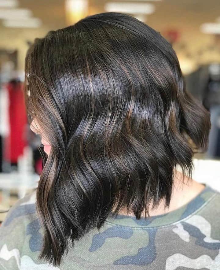 CosmoProf Beautyさんのインスタグラム写真 - (CosmoProf BeautyInstagram)「So much love for this Lob❤🙌⁣ ⁣ Hair by @hairstylist_ashleybenefiel who styled her client's cut using @bosleypro products.⁣ ⁣ Save over 30% on #BosleyPro Revive for Color-Treated Hair liters during our Liter Sale this month at #cosmoprofbeauty for #licensedtocreate artists⁣ ⁣ #repost #bosley #brunettehair #lobhaircut #brunettebalayage #balayagespecialist #livedinhair #brunettes」7月18日 1時40分 - cosmoprofbeauty