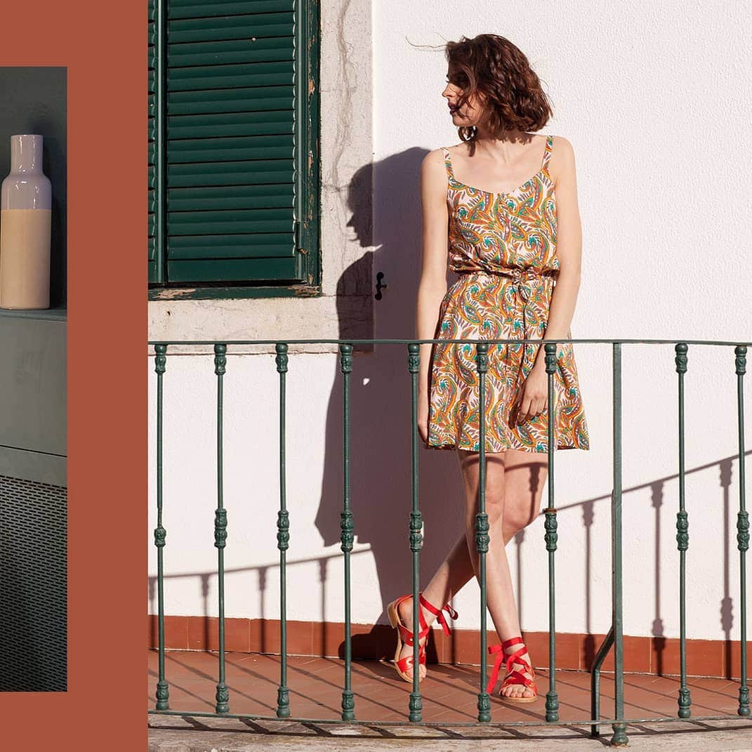 ベンシモンのインスタグラム：「La robe Bagou 💛 L'imprimé qui fait toujours son petit effet 🌿 Profitez des soldes jusqu’à -50%! 🇬🇧 The Bagou dress 💛 The print that always makes its little effect 🌿 #Bensimon #holidays #soldes Enjoy sales up to -50%!」