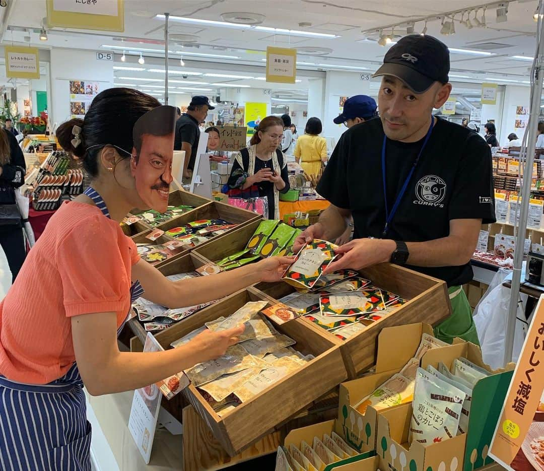 一条もんこさんのインスタグラム写真 - (一条もんこInstagram)「東武百貨店池袋店。 カレーとうつわと。  大阪カレー。 旧ヤム邸さん。 セイロンカリーさん、 堕天使かっきーさん。  遠いところからのご参加&慣れない環境でのカレー提供、本当にお疲れ様でした！！ 大阪でしか食べられない味を東京でご披露していただき、たくさんの方が喜びに包まれておりました。 ありがとうございます！！ #カレー#curry#東武百貨店池袋店#カレーとうつわと#大阪カレー#キーマカレー#創作カレー#あいがけ#セイロンカリー#堕天使かっきー#ありがとうございます#にしきやで買うインド人#一条もんこ」7月18日 1時50分 - monko1215