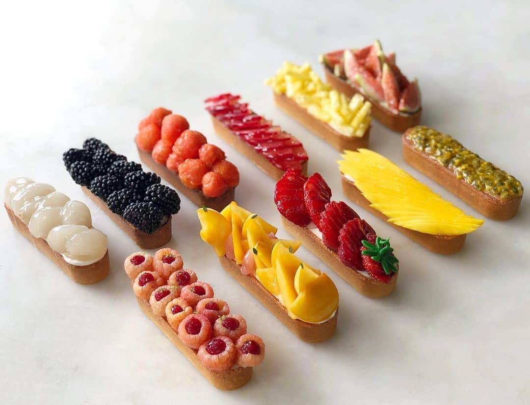 DOMINIQUE ANSEL BAKERYさんのインスタグラム写真 - (DOMINIQUE ANSEL BAKERYInstagram)「Once a year, we source the very best summer fruits from around the world for Summer Marché, where we turn our entire pastry case into a farmers market fruit stand. This year in Soho from MON. JULY 22-SUN. JULY 28, we’ve made 11 different fresh fruit tarts, including: * Peach Pie Donut Peach Tart with red peach jam & honey thyme ganache * Harry’s Berries Strawberry Tart with juicy ripe @harrysberries from Southern California, strawberry jam, & anise mascarpone ganache * Champagne Mango Tart with sliced champagne mangoes (a variety with a floral honey flavor and almost no fibrous texture), mango jam, & Madagascar vanilla ganache * Rosé Raspberry Tart with pink-ombré hues California rosé raspberries, raspberry jam, & basil ganache * Black Mission Fig Tart with sliced black mission figs (which first came to the US when missionaries planted them in San Diego), fig jam, & shisho ganache * Maradol Papaya Tart with fragrant Maradol papayas (which have a sweet ripe melon flavor and soft tender texture), lime ganache, & lime jam * Rambutan Tart with fresh rambutan (similar to lychee with juicy flesh and sweet floral notes), lychee ganache, almond frangipane, & lime zest * Fresh Passion Fruit Tart with creamy Valrhona milk chocolate ganache & fresh passionfruit agar (with tart fruity notes and seeds that pop) * Kingsburg Orchards Red Pluot Tart with sliced pluots (a hybrid between plums and apricots from California’s @kingsburgorchards), almond frangipane, & maple brown sugar ganache * Golden Pineapple Tart with juicy golden pineapples from Costa Rica, lime zest, fromage blanc chantilly, & tropical guava jam * Blackberry Earl Grey Tart with hand-picked blackberries & creamy earl grey tea-infused ganache And yep, #SummerMarche will be coming London 🇬🇧 (Aug 2-4) and LA 😎 (Aug 5-12) too!  #summermarche #DominiqueAnselBakery #Soho」7月18日 1時57分 - dominiqueansel