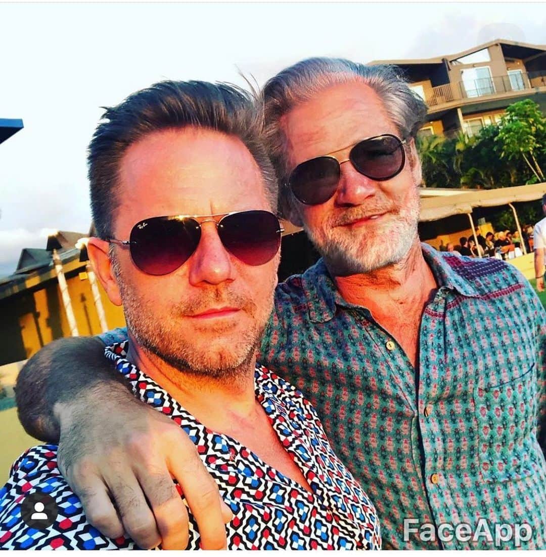 ルーク・ベンワードのインスタグラム：「My dad and his dad, hanging out in Hawaii」