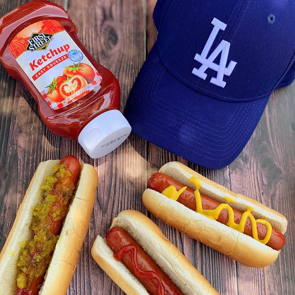 Los Angeles Dodgersさんのインスタグラム写真 - (Los Angeles DodgersInstagram)「No matter how you dress your 🌭 for #NationalHotDogDay, @smartfinal has everything you need. What are your favorite toppings?」7月18日 1時57分 - dodgers