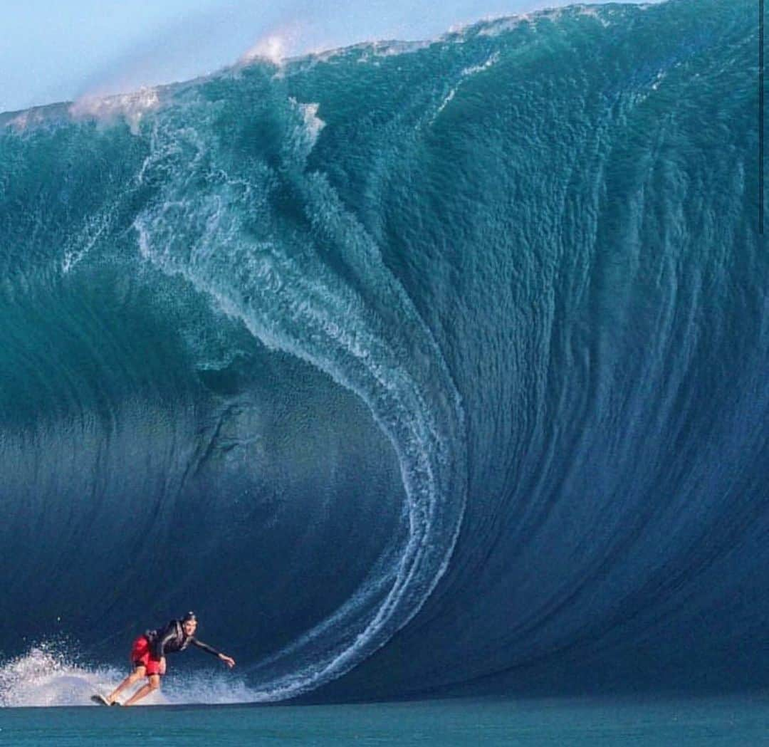 ケイト・ボスワースさんのインスタグラム写真 - (ケイト・ボスワースInstagram)「This wave (Teahupoo) is one of the most powerful and deadly waves on the planet for surfing. It doesn’t discriminate. A wall of water coming at you a million miles an hour. The sheer density of it always leaves me breathless. Shout-out to @kealakennelly for being the baddest of them all. She crushes it. 🌊🏄‍♀️💙 #wcw」7月18日 1時58分 - katebosworth