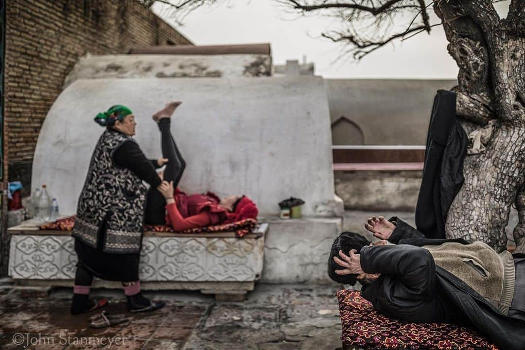 ジョン・スタンメイヤーさんのインスタグラム写真 - (ジョン・スタンメイヤーInstagram)「This ritual was interestingness, something I don’t get to experience all that often. We were in Kokan in the graveyard of Dahman-Shakhon tomb. Here, in all this beauty...I actually adore cemeteries...shamans perform healing rituals to those who seek cleansing. Like all of us, I too need cleansing, and after this woman and man completed their gymnastics-style ceremony, it was my turn. It was so amazing...the woman bends and twists the body while laying next to a tomb, then taps on the head and chest with a stick, burping and coughing out evil spirits. I must have had filled with them. She coughed and burped, a lot. - From @outofedenwalk for @natgeo in Uzbekistan, 2017. - #uzbekistan #kokan #dahmanshakho #tomb #cemetery #graveyard #spiritual #cleansing #shaman」7月18日 1時59分 - johnstanmeyer