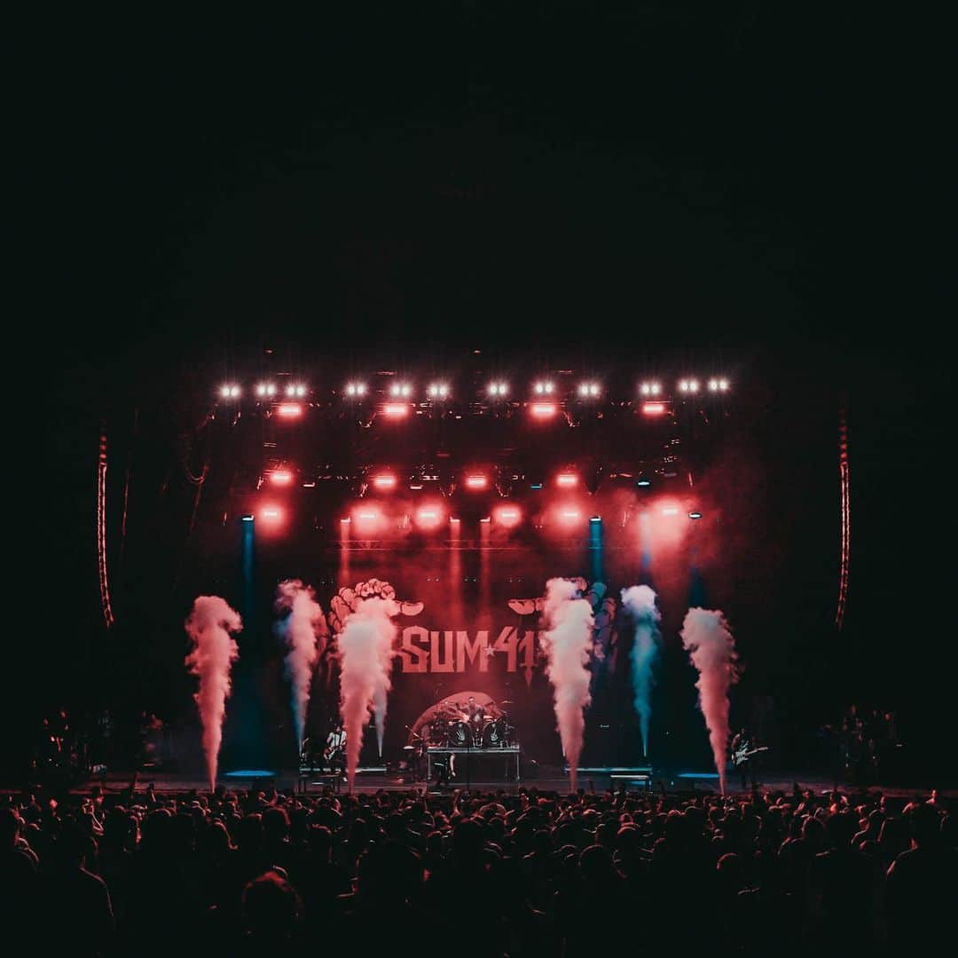 Sum 41さんのインスタグラム写真 - (Sum 41Instagram)「Denver, see u tonight for @rockstardisrupt! Main Stage | 10:15pm  Bring or buy a copy of our new album #OrderInDecline to get it signed at the @rockstarenergy booth today at 5pm.  #RockstarDisrupt #RockstarDisruptFestival 📷 @aaronberkshireofficial」7月18日 2時02分 - sum41