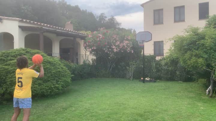 カルレス・プジョルのインスタグラム：「¿Creéis que tengo sitio en el equipo @fcbbasket? 🤷‍♂️#nuevaincorporación @pauribas @pierreoriola @alexabrines com ho Veieu? 🤣🤣」