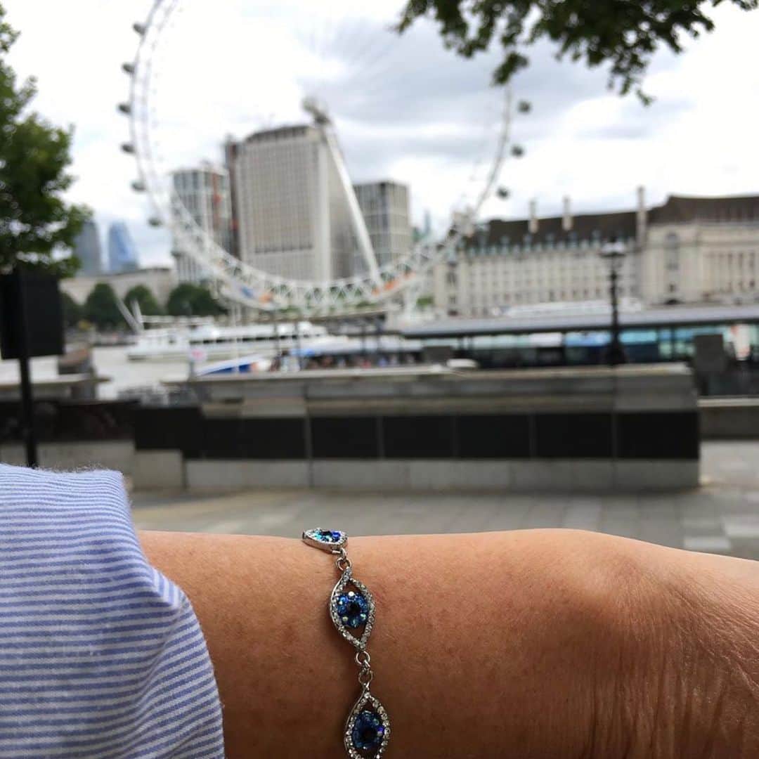 バトラー&ウィルソンさんのインスタグラム写真 - (バトラー&ウィルソンInstagram)「#SHARETHELOVE Our lovely customer  @lindypink4165 has tagged us in this great photo 📸 Two British Icons in one picture. Iconic B&W Eye Jewellery in front of the London Eye 😍 Tag us in your B&W pictures #ButlerandWilson 👆🏼 • • #butlerandwilson #jewelry #bracelets #eyejewelry #crystals #fashion #style #london #londoneye #londonstreetstyle」7月18日 2時08分 - butlerandwilson