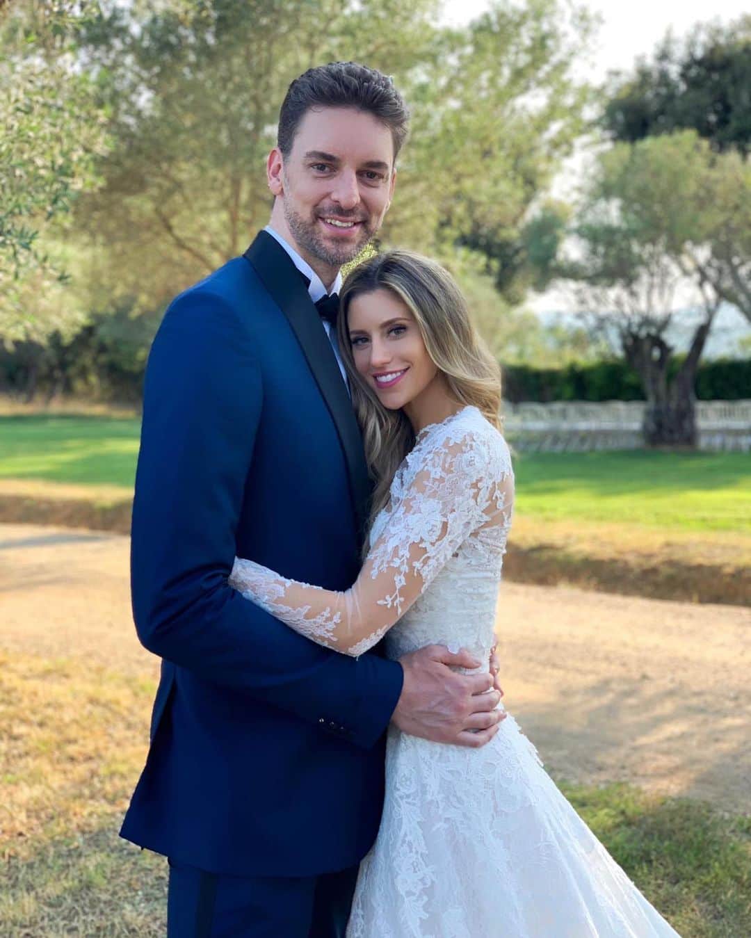 Pronoviasさんのインスタグラム写真 - (PronoviasInstagram)「Congratulations to @catmcdonnell7 and @paugasol for their beautiful wedding! This design, crafted in French Chantilly and with delicate floral motifs, was just perfect for her. ✨」7月18日 2時08分 - pronovias