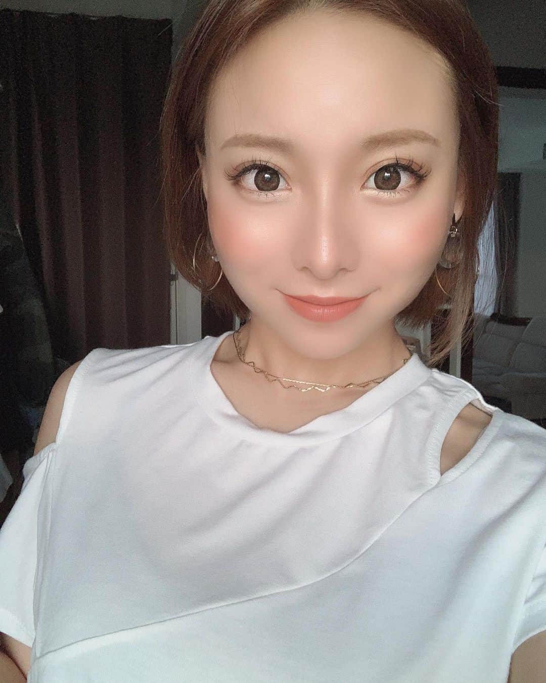 ハピネス笑舞のインスタグラム：「10月14日ベストボディジャパン那覇大会まで3ヶ月弱！！ 必ず出場できる体までもっていく💪💪有言実行！😆👍 とりあえず目標は期間内に体脂肪率１５%💪本当にきつい戦いになると思うけど絶対に負けません！！ 一番の敵は、お酒！！！🍾ホステスたるもの、お店でお酒を飲まないのはなかなか難しい！🍾🥺 糖質カットソウメイ、もしくは糖質がなんとゼロ！のソウメイオレンジでお願いしやす🙇‍♀️🙇‍♀️🙇‍♀️️🍾 切実な願い。🥺🙇‍♀️🍾️💕 腹くくって、減量営業スタイルにシフトチェンジ🍾！笑笑 皆さま、本当に応援宜しくお願いいたします😭😭😭 3ヶ月間、あたし、がんばる！！！💪3ヶ月後、新しい自分に会うのが楽しみ🥰 みんな見ててね🙇‍♀️🙇‍♀️🙆‍♀️💪 #smile#love#fashion#girl#六本木#銀座#歌舞伎#北新地#中洲#すすきの#大阪#北海道#キャバ嬢#長谷川笑舞#バルセロナ#桃李#おっぱい#巨乳#キャバ嬢と繋がりたい#カジュアル#仲良し#ジム#バースデー#札幌#劇団桃李#happiness#hカップ#ダイエット#ベストボディジャパン #bbj日本大会」