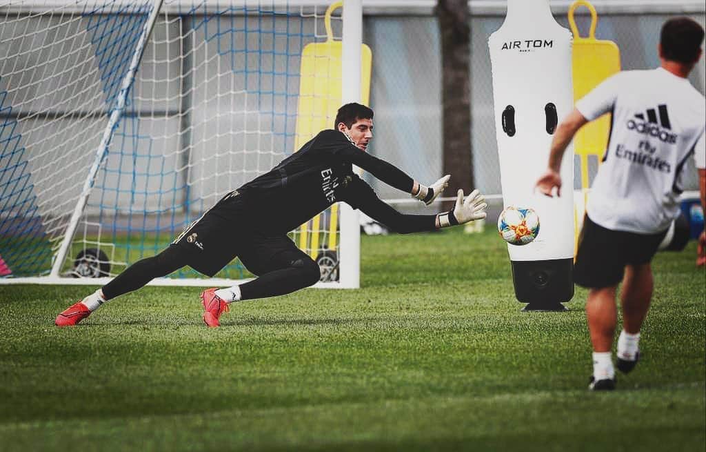 ティボ・クルトゥワのインスタグラム：「Seguimos trabajando 🤚🏼⚽️ #HalaMadrid」