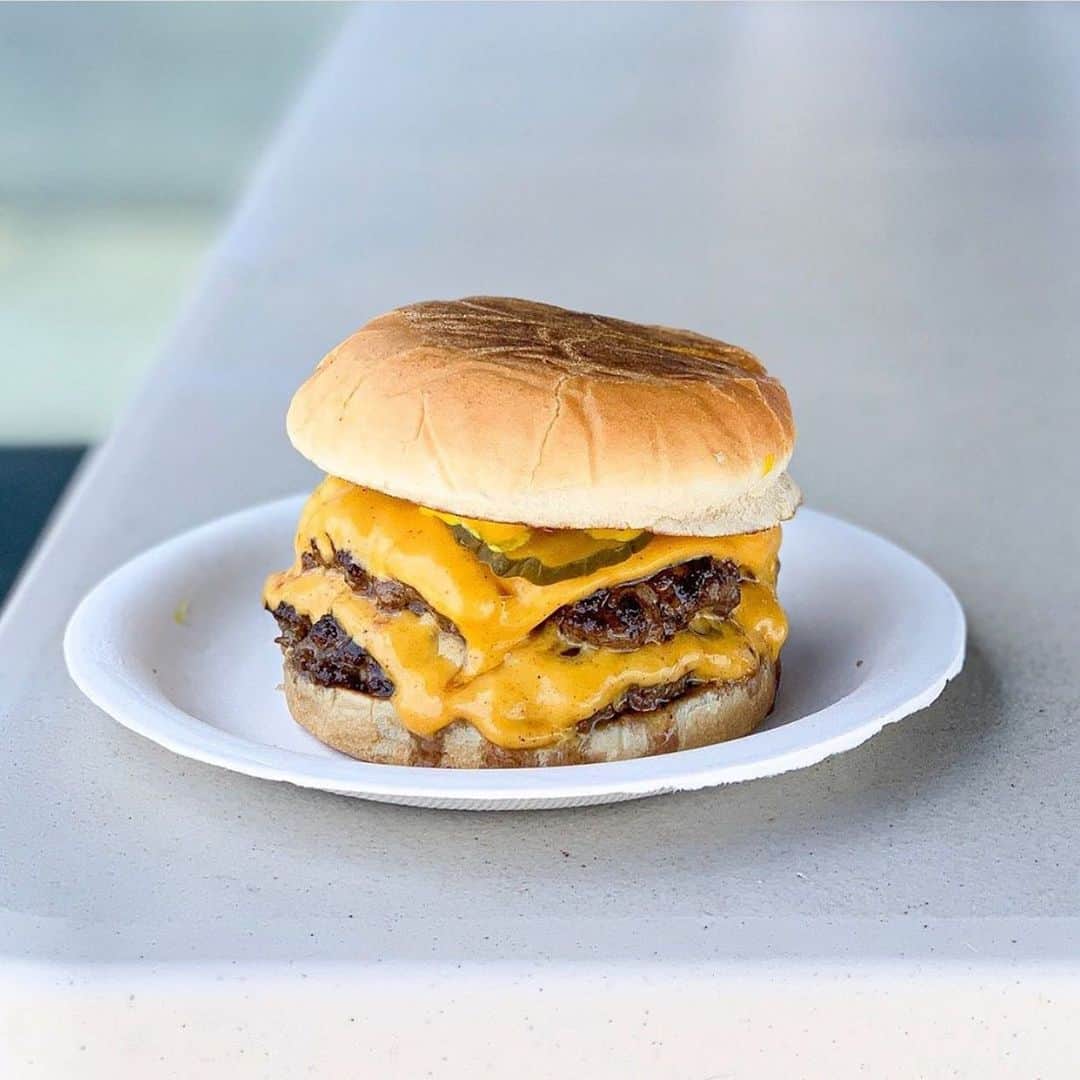 Eater LAさんのインスタグラム写真 - (Eater LAInstagram)「Double cheeseburger from the new weekend-only @burgerdaddyla pop-up. Our Eater LA Senior editor @overoverunder says it’s the best thing he ate this week. Hashtag #eaterla on your best photos for a chance to be featured.」7月18日 2時18分 - eater_la