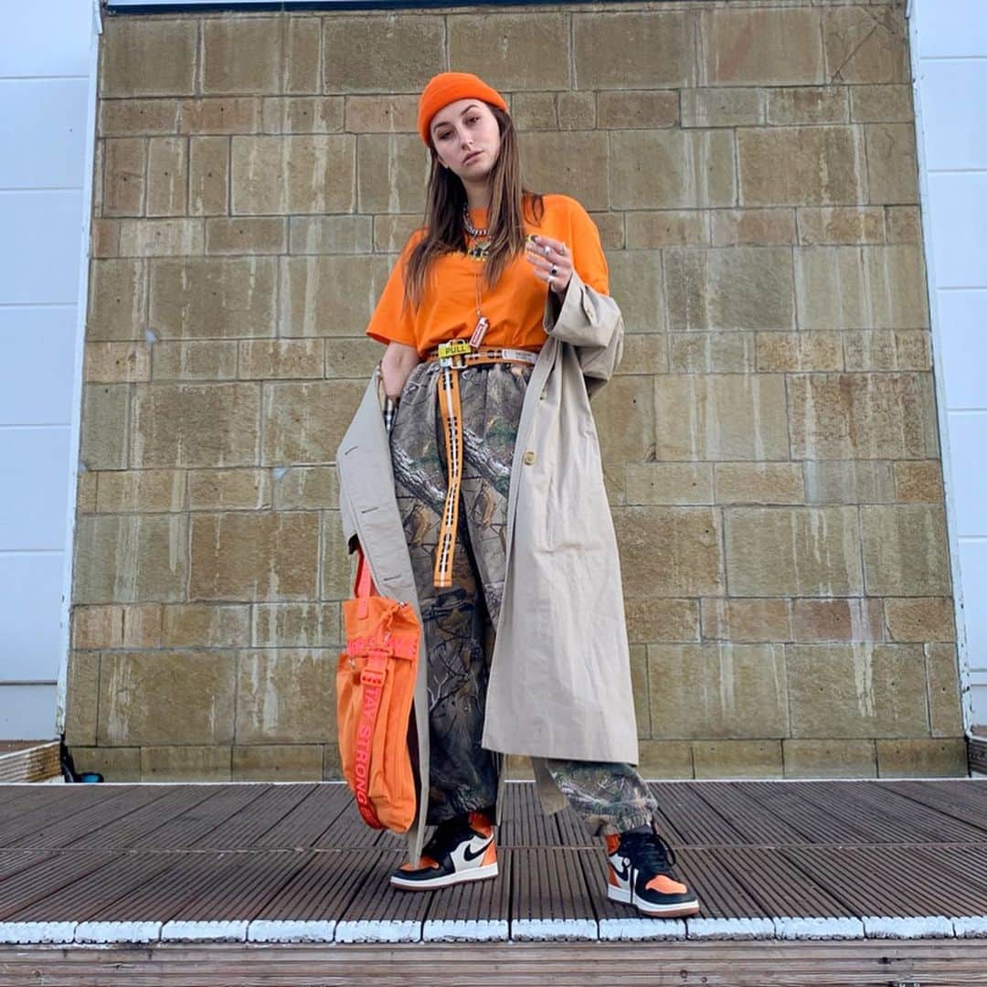 ジョージジーナ&ルーシーさんのインスタグラム写真 - (ジョージジーナ&ルーシーInstagram)「@masha_medusa rocking our „Johnny Tush“ - Pumpkin Strong 💥 • • • • • • #jordan #jordan1 #streetstyle #streetwear #streetfashion #hypebae #hypebeast #hsstyle #highsnobiety #snobshots #hsdailyfeature #35mm #aov #palaceskateboards #offwhite  #nike #outfit #portrait #portraiture #exploretocreate #urbanphotography #vsco #vscocam #orange #sneakers #kicksonfire」7月18日 2時25分 - georgeginalucy