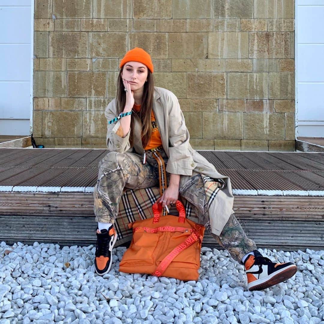 ジョージジーナ&ルーシーさんのインスタグラム写真 - (ジョージジーナ&ルーシーInstagram)「@masha_medusa rocking our „Johnny Tush“ - Pumpkin Strong 💥 • • • • • • #jordan #jordan1 #streetstyle #streetwear #streetfashion #hypebae #hypebeast #hsstyle #highsnobiety #snobshots #hsdailyfeature #35mm #aov #palaceskateboards #offwhite  #nike #outfit #portrait #portraiture #exploretocreate #urbanphotography #vsco #vscocam #orange #sneakers #kicksonfire」7月18日 2時25分 - georgeginalucy