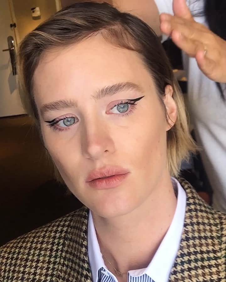 JO BAKERのインスタグラム：「M A C K E N S I E • D A V I S 🇨🇦 Wicked flicks for #Mackenziedavis for @terminator .... style @karlawelchstylist ... hair the master @jennychohair makeup by me #jobakermakeupartist 💋」