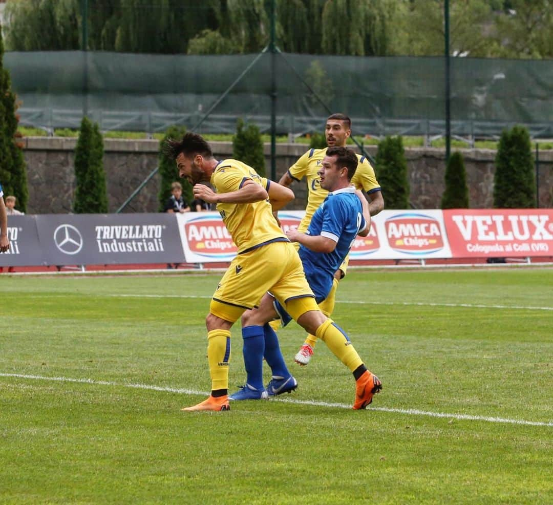 エラス・ヴェローナFCさんのインスタグラム写真 - (エラス・ヴェローナFCInstagram)「Minuti nelle gambe dopo 7 giorni di allenamento: le foto di #VeronaTop22, terminata 1-1 💛💙⛰ #Primiero2019」7月18日 2時28分 - hellasveronafc