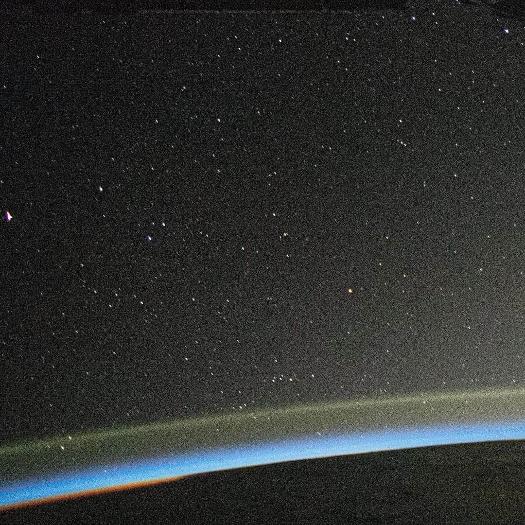 国際宇宙ステーションさんのインスタグラム写真 - (国際宇宙ステーションInstagram)「The Earth's limb and the atmospheric glow highlight the thin blue atmosphere back lit by the Sun's rays during a period between night and day. The light of the moon and the starry Milky Way drape the background as the International Space Station orbited 257 miles above the Pacific Ocean between Hawaii and Mexico. #nasa #earth #moon #stars #night #pacific #ocean #hawaii #mexico #international #space #station」7月18日 2時35分 - iss