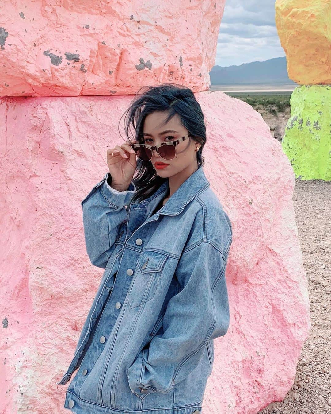 Yukiさんのインスタグラム写真 - (YukiInstagram)「What’s your favorite snack? I always get beef jerky and Hot Cheetos (xxxtra spicy) for the road 😬 #roadtrip #sevenmagicmountains」7月18日 2時42分 - yukibomb