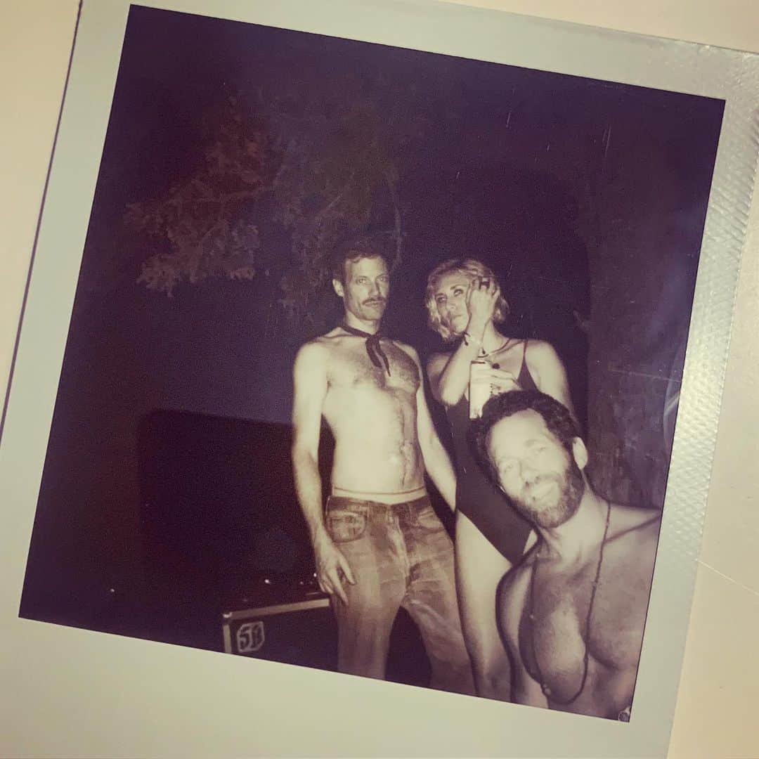バーレット・フォアのインスタグラム：「Vampire weekend. #wyldwood #campwyldwood #tbt」