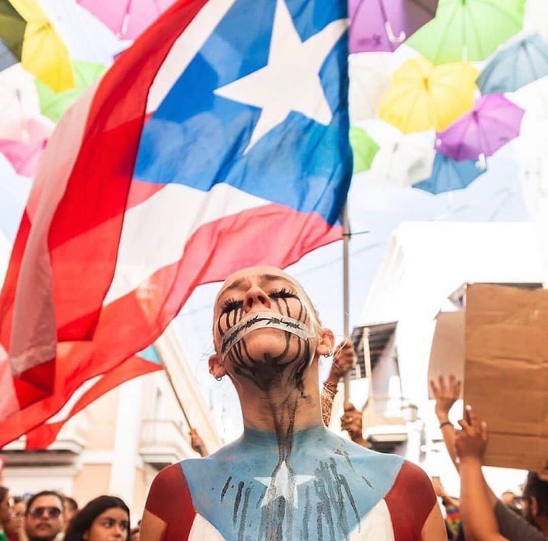 ホセ・デレオンさんのインスタグラム写真 - (ホセ・デレオンInstagram)「Puerto Rico, mi isla, mi patria, NUESTRA patria. Hay solo una cosa que nos une genuinamente como pueblo: REPRESENTAR NUESTRA BANDERA. En el deporte, certámenes de belleza y cualquier otro evento donde se represente nuestra bandera, disfrutamos de un pueblo unido. Empujamos en la misma dirección, celebramos las victorias JUNTOS, sufrimos las derrotas JUNTOS. Hoy, con bandera en mano, haremos historia en la marcha en Viejo San Juan y disfrutaremos de esta histórica victoria boricua JUNTOS. Daría lo que fuera por estar hoy marchando junto a la multitud de boricuas unidos por un mismo propósito, el bienestar de Puerto Rico. En pie de lucha por los nuestros! LEVÁNTATE Y LUCHA BORICUA!🔥🇵🇷 #RickyRenuncia」7月18日 2時46分 - jdl__87