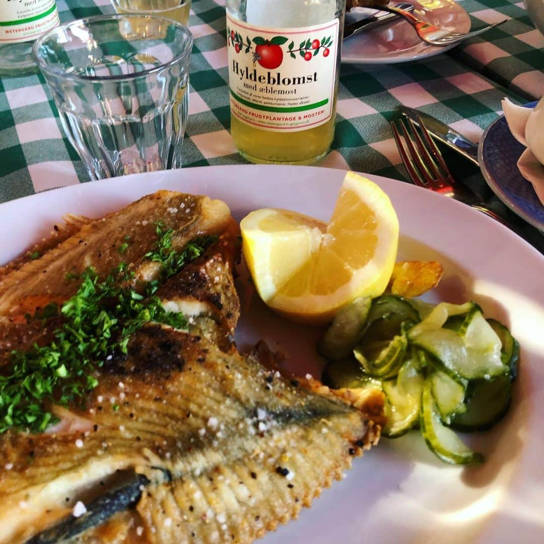 レイチェル・クーさんのインスタグラム写真 - (レイチェル・クーInstagram)「D A Y T R I P P I N G 🚢 Blue skies, a dip in the sea, Danish hotdogs, pickled herring, fried plaice and plenty of 🍦🍦🍦the perfect Summer days out. . . . . . . . . . . #rachelkhoo #khootravels #denmark #plaice #beach #summerholidays」7月18日 2時48分 - rachelkhooks