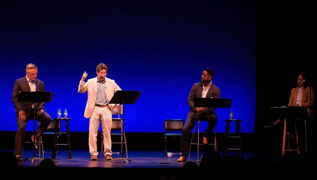 ロブ・モローのインスタグラム：「Such fun w/these cats.  @alecbaldwininsta @blairunderwood_official @eugenepack #StanTheMan @guild_hall Pic: Guild Hall Jessica Dalene」