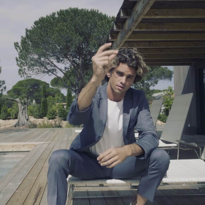 ジェイ・アルヴァリーズのインスタグラム：「Wee.. Few months back shooting the new @boss Bottled Infinite fragrance in Portugal. 🤍」