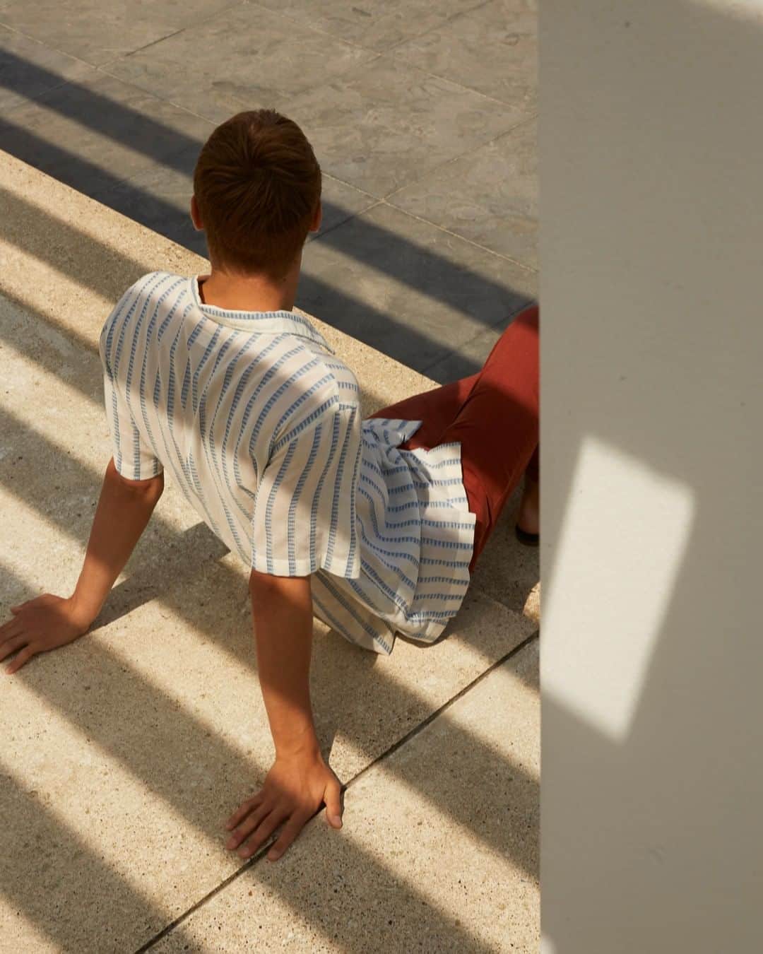 MR PORTERのインスタグラム：「Loose and linen-y. The perfect sort of shirt for summer.⁠ ⁠ -⁠ Head to the link in bio to discover our edit of essential summer pieces at the Sun Shop. #MRPORTER⁠ -⁠ Shirt by @universal_works (1120345), trousers by @debonnefacture (1186140).」