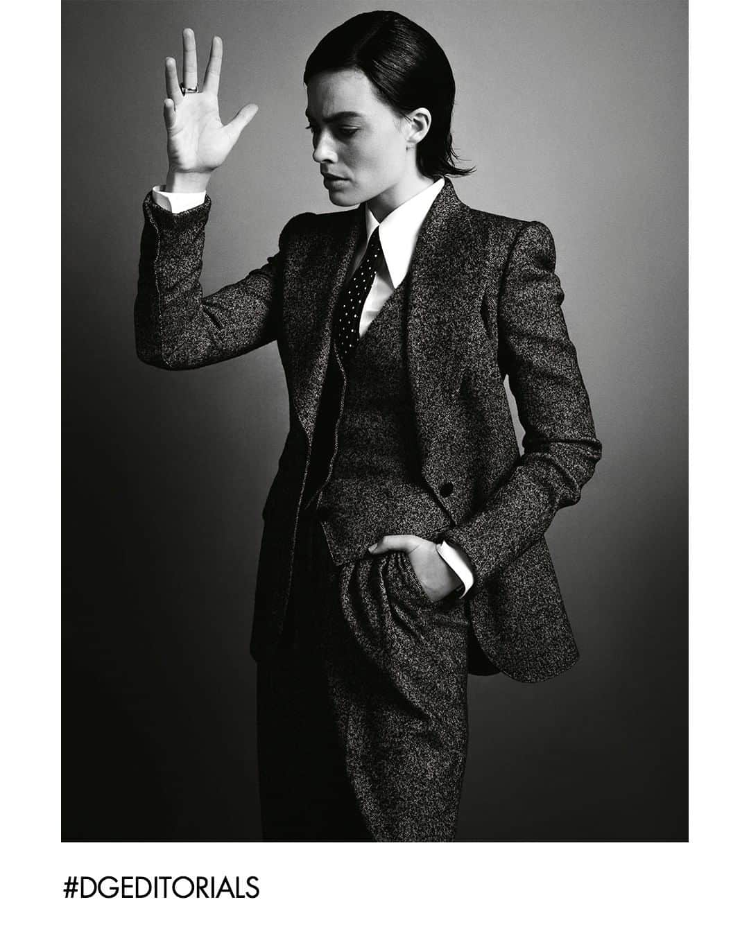 ドルチェ&ガッバーナさんのインスタグラム写真 - (ドルチェ&ガッバーナInstagram)「Margot Robbie wears Dolce&Gabbana on @voguemagazine. Photographed by @inezandvinoodh Styled by @tonnegood #DGWomen #DGCelebs」7月18日 3時01分 - dolcegabbana