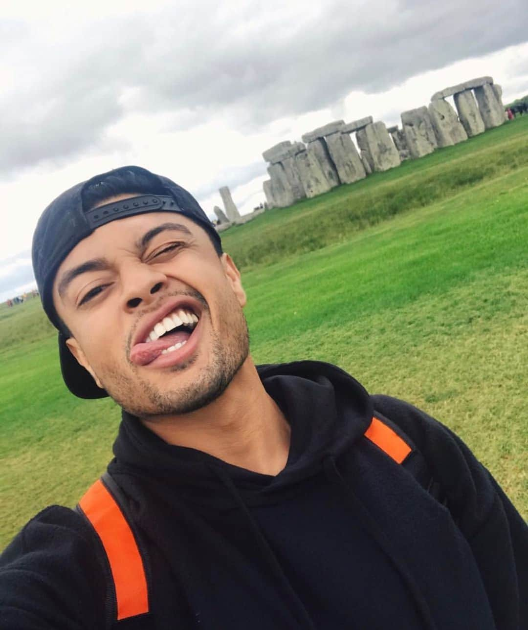 Alfredo Floresさんのインスタグラム写真 - (Alfredo FloresInstagram)「The Year is 2074 and I’m still recharging my heart chakras at Stonehenge during a tour off day! 👴🏼💛😂」7月18日 3時02分 - alfredoflores