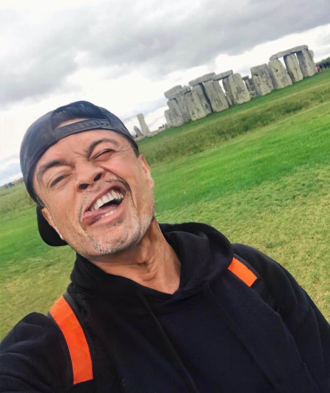 Alfredo Floresさんのインスタグラム写真 - (Alfredo FloresInstagram)「The Year is 2074 and I’m still recharging my heart chakras at Stonehenge during a tour off day! 👴🏼💛😂」7月18日 3時02分 - alfredoflores