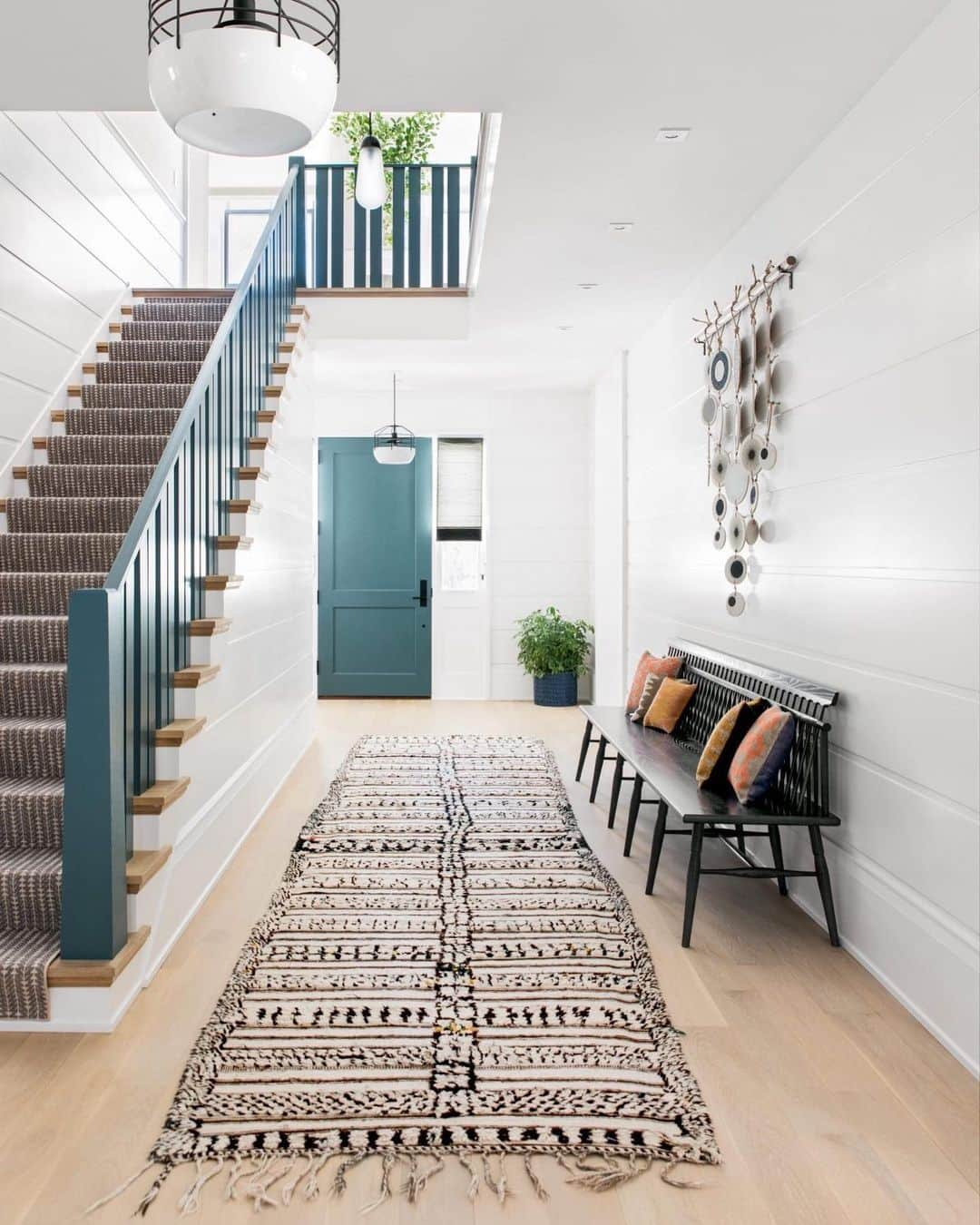 Homepolishさんのインスタグラム写真 - (HomepolishInstagram)「#InteriorInspiration: We love a dramatic entrance so naturally we’re already thinking about how this extended runner could double as a runway. In fact, we're starting to wonder if Charleston-based Cortney Bishop designed this entryway with our dream dress-up set up in mind. Front row seats are limited to whoever can fit on the bench—comment below to snag one. 🙋‍♀️🙋‍♂️ Photo by Katie Charlotte.」7月18日 3時09分 - joinfreddie