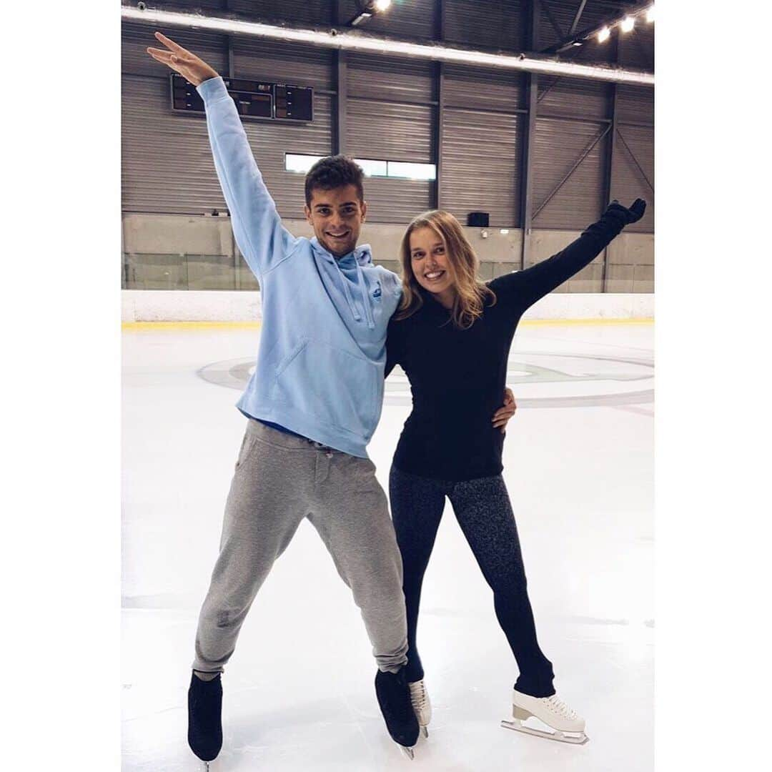 ニコル・ラジコワのインスタグラム：「finally made it back on the ice 😅」