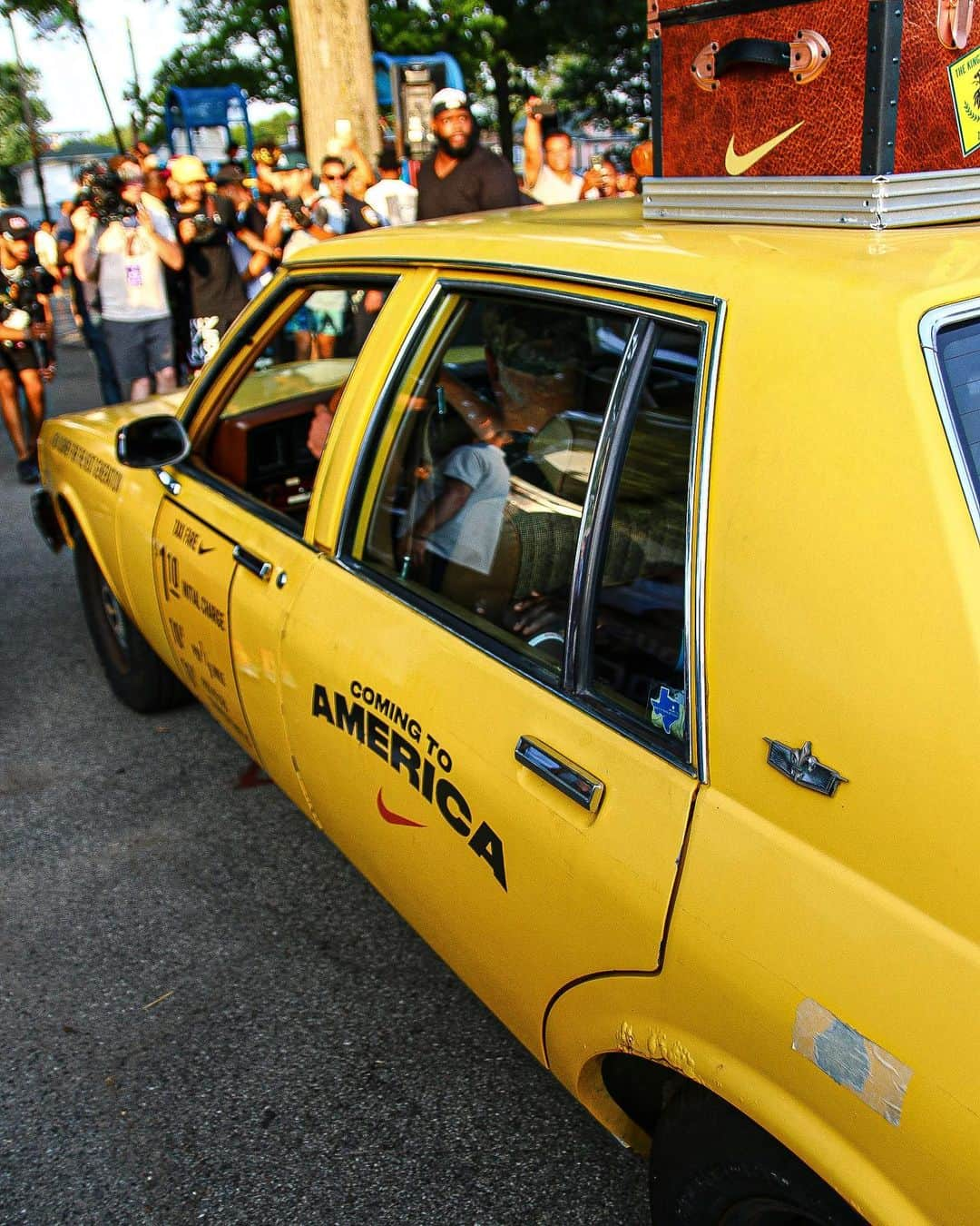 Foot Lockerさんのインスタグラム写真 - (Foot LockerInstagram)「The reigning #NBA MVP @giannis_an34 stopped by the #NYvsNY Lincoln Park game in #Queens yesterday to celebrate the new #Nike Zoom Freak 1 “Coming To America”! He pulled up in a custom taxi just like the movie and gave out shoes to kids from the @houseofhoops truck! Pick up the Nike Zoom Freak 1 “Coming To America” on 8/2 at House of Hoops!」7月18日 3時24分 - footlocker